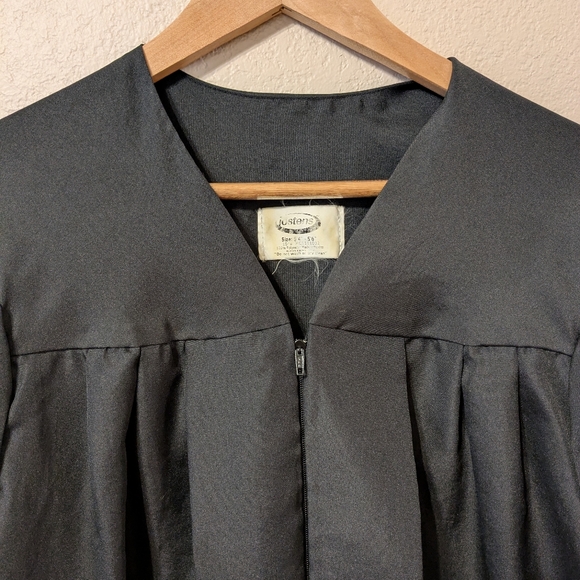 Joaten Graduation Robe - Picture 5 of 5